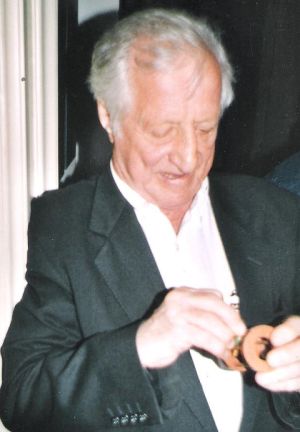 Pavel Bobek vyj�m� je�ka z klece (foto: Jan Trojan - Roy)
