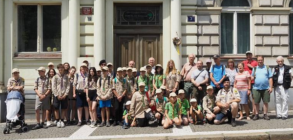 astnci setkn u rodnho domu Jaroslava Foglara 6. 7. 202