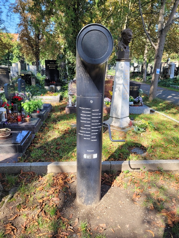 Poesiomat na Vinohradskm hbitov (foto: 26. srpna 2022, Kr
